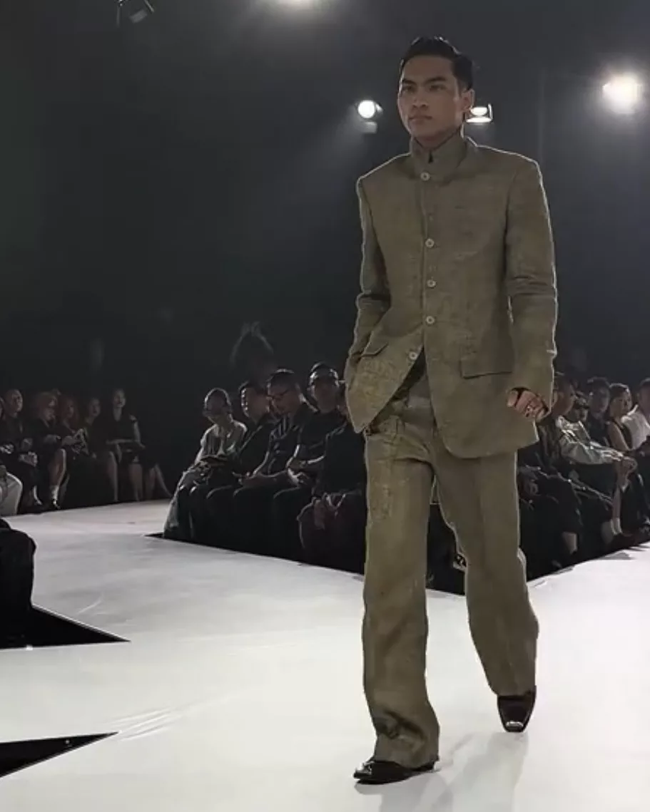 Hussain Curi Tumpuan Di KLFW 2026, Debut Sebagai Model Penutup Pentas EMRI