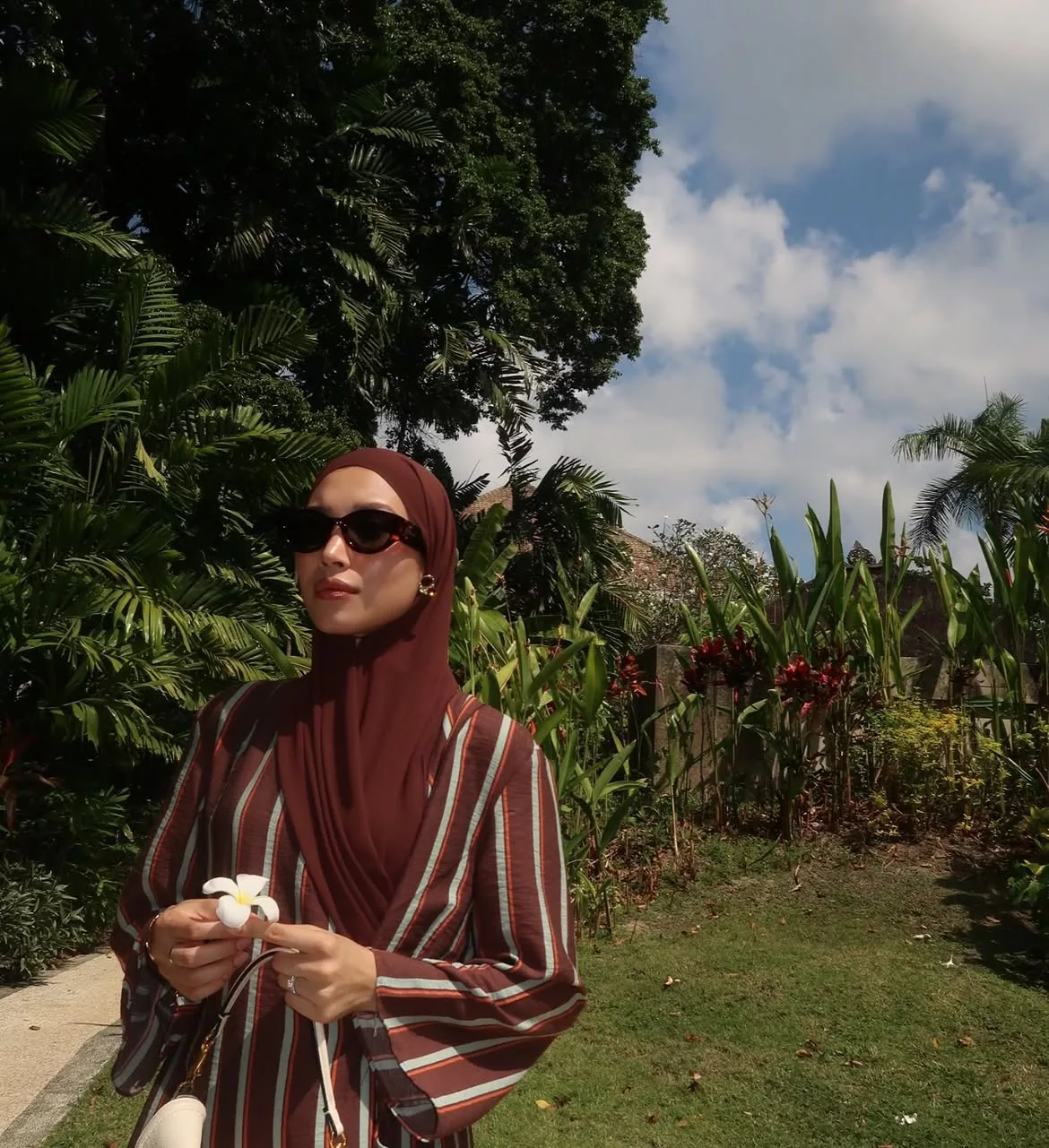Zahirah MacWilson Curi Perhatian Tampil Berhijab Ketika Bercuti, Warganet Doakan Istiqamah 9 Zahirah MacWilson Curi Perhatian Tampil Berhijab Ketika Bercuti, Warganet Doakan Istiqamah