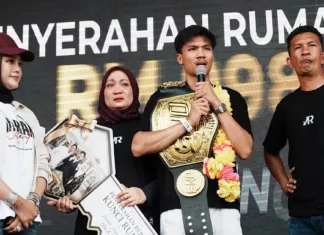 Aliff Rakib Hadiahkan Rumah RM1 Juta Buat Ibu Bapa Selepas Cipta Sejarah Di ONE Championship