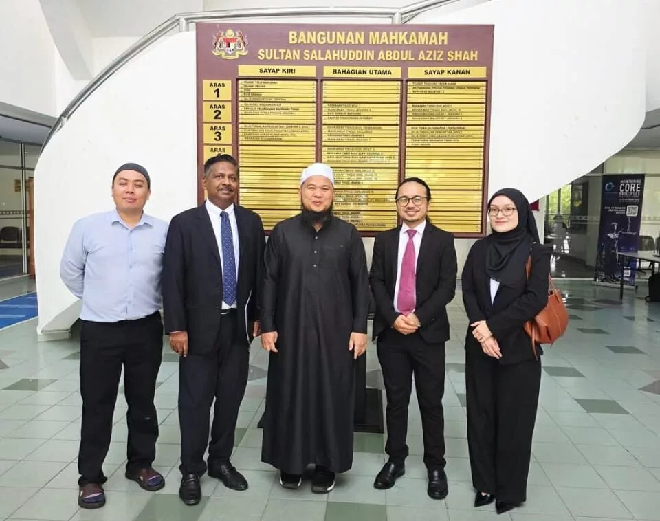 “Kami Tak Kisah Ambil Lagi 3 Tahun” – Caprice Mahu Terus ‘Fight’ Isu Ebit Lew 7 “Kami Tak Kisah Ambil Lagi 3 Tahun” – Caprice Mahu Terus ‘Fight’ Isu Ebit Lew