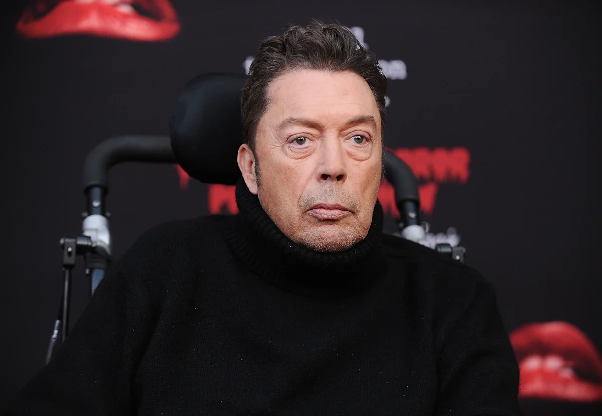Bintang Ikonik ‘The Rocky Horror Picture Show’, Tim Curry Meninggal Dunia Pada Usia 80 Tahun