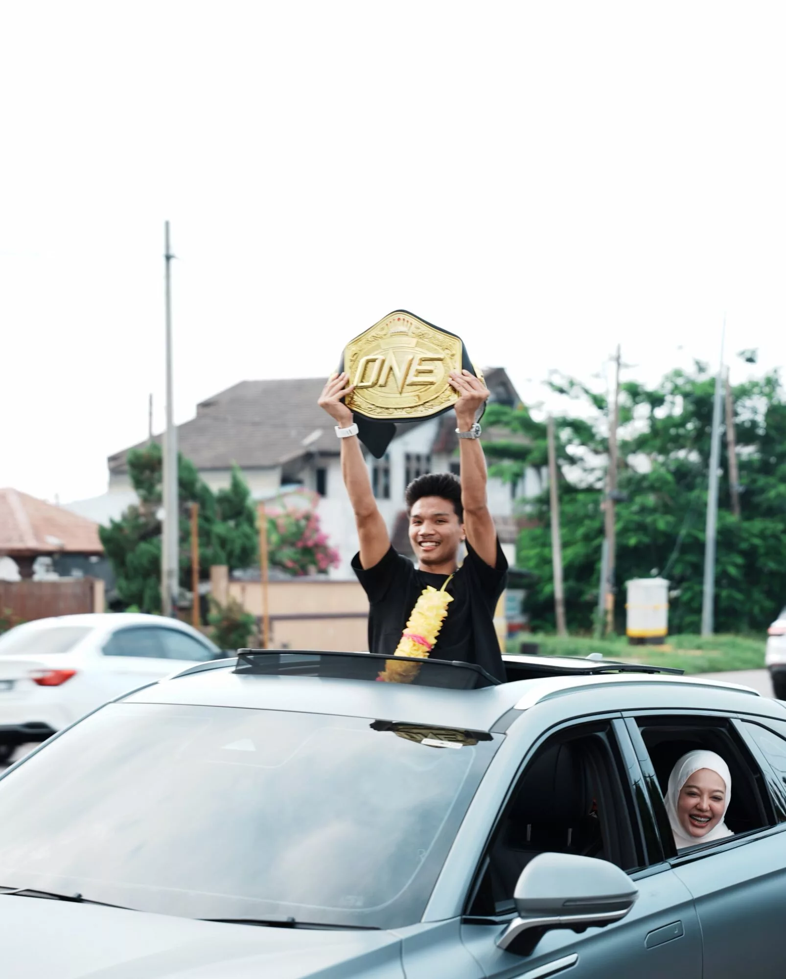 Aliff Rakib Hadiahkan Rumah RM1 Juta Buat Ibu Bapa Selepas Cipta Sejarah Di ONE Championship
