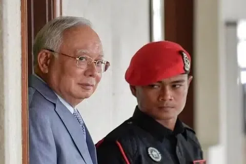 Agong Berkenan Beri Pengampunan Bersyarat Kepada Najib, Jalani Tahanan Rumah Hingga Ogos 2028 2 Agong Berkenan Beri Pengampunan Bersyarat Kepada Najib, Jalani Tahanan Rumah Hingga Ogos 2028