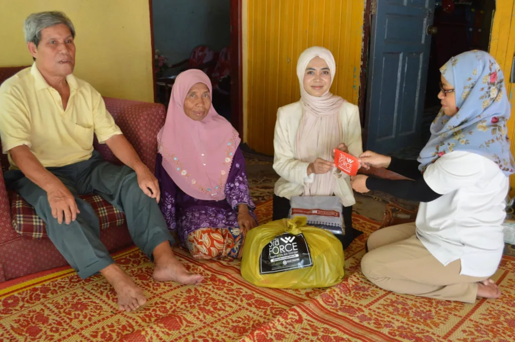 Dijaga Oleh Datuk & Nenek Sejak Bayi, Atiqah Husna Raih PNGK 4.0 Kini Berjaya Ke USM 3 Dijaga Oleh Datuk & Nenek Sejak Bayi, Atiqah Husna Raih PNGK 4.0 Kini Berjaya Ke USM