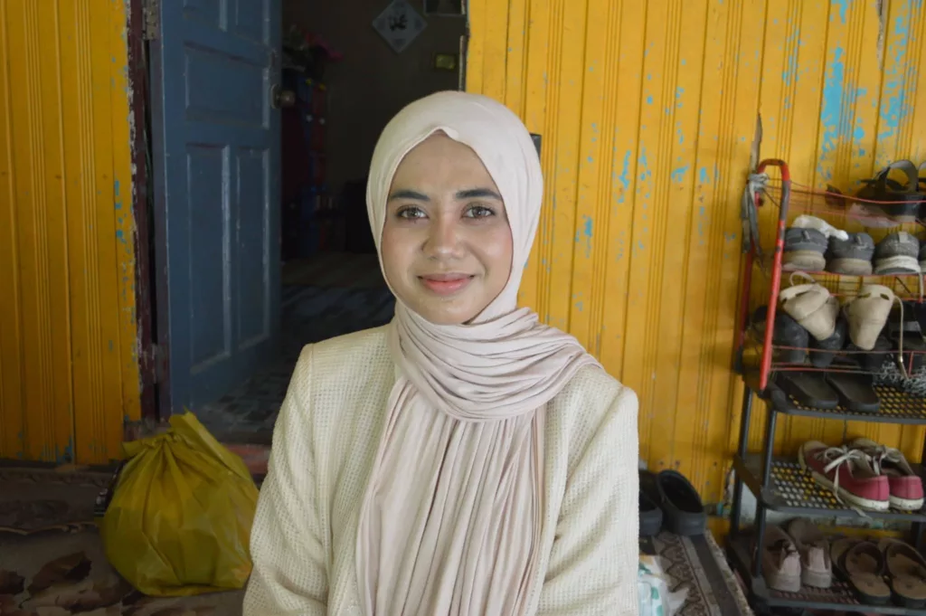 Dijaga Oleh Datuk & Nenek Sejak Bayi, Atiqah Husna Raih PNGK 4.0 Kini Berjaya Ke USM 2 Dijaga Oleh Datuk & Nenek Sejak Bayi, Atiqah Husna Raih PNGK 4.0 Kini Berjaya Ke USM