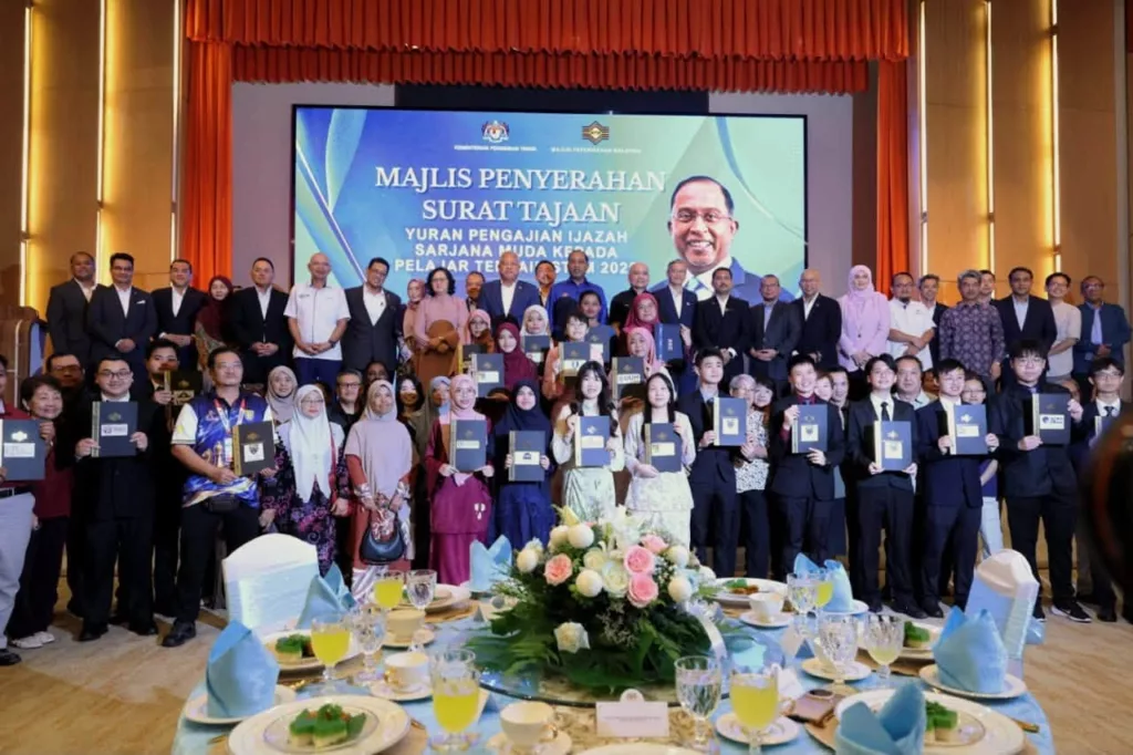 Pernah Kecewa Dengan SPM, Kini Nurul Amira Terima Penajaan KPT Selepas Raih STPM 4.00 2 Pernah Kecewa Dengan SPM, Kini Nurul Amira Terima Penajaan KPT Selepas Raih STPM 4.00