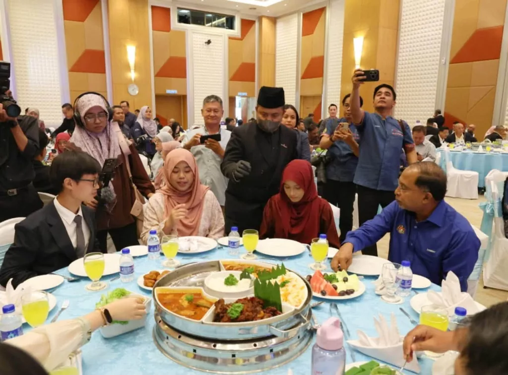 Pernah Kecewa Dengan SPM, Kini Nurul Amira Terima Penajaan KPT Selepas Raih STPM 4.00 4 Pernah Kecewa Dengan SPM, Kini Nurul Amira Terima Penajaan KPT Selepas Raih STPM 4.00