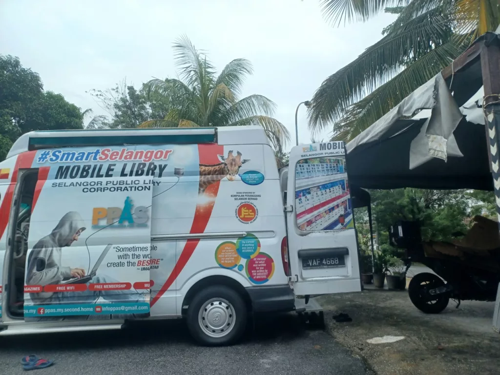 Anak Kecil Ini Jadi Sebab Van Perpustakaan Terus Singgah Di Flat, Ramai Tersentuh Dengan Minat Membacanya