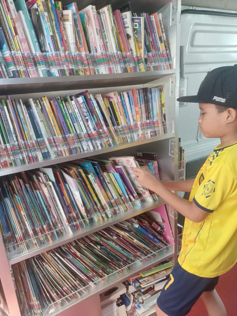 Anak Kecil Ini Jadi Sebab Van Perpustakaan Terus Singgah Di Flat, Ramai Tersentuh Dengan Minat Membacanya