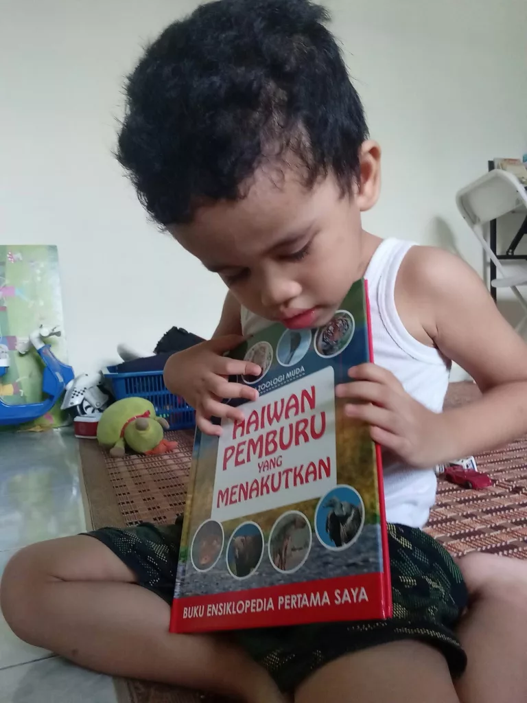 Anak Kecil Ini Jadi Sebab Van Perpustakaan Terus Singgah Di Flat, Ramai Tersentuh Dengan Minat Membacanya
