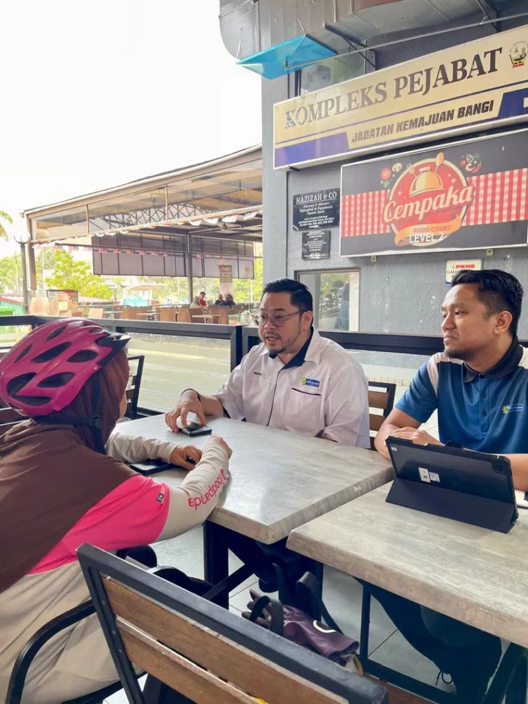 Basikal Cari Rezeki Dicuri, Kini Puan Alia Kembali Mengayuh Selepas Terima Sumbangan TNB 3 Basikal Cari Rezeki Dicuri, Kini Puan Alia Kembali Mengayuh Selepas Terima Sumbangan TNB