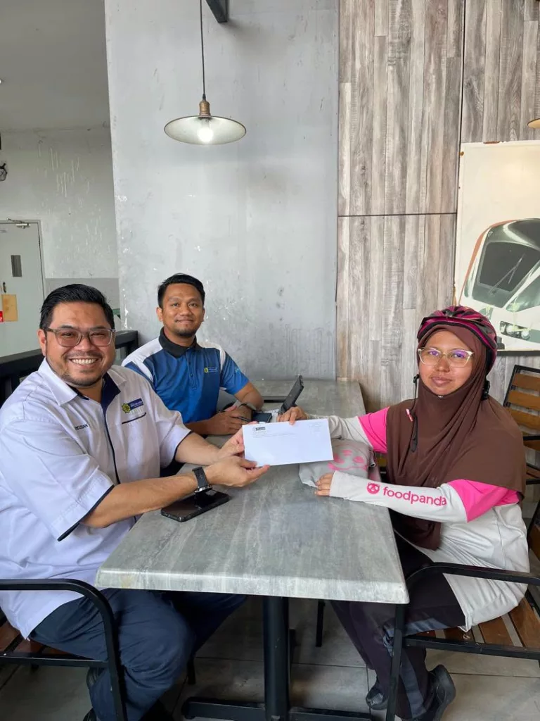 Basikal Cari Rezeki Dicuri, Kini Puan Alia Kembali Mengayuh Selepas Terima Sumbangan TNB 2 Basikal Cari Rezeki Dicuri, Kini Puan Alia Kembali Mengayuh Selepas Terima Sumbangan TNB