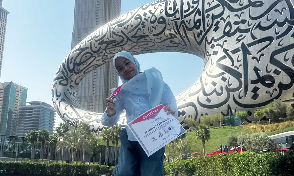 Dari Murid Pemalu Ke Pentas Dunia, Nur Aamily Rangkul Emas 'Public Speaking' Di iWISE UK 5 Dari Murid Pemalu Ke Pentas Dunia, Nur Aamily Rangkul Emas 'Public Speaking' Di iWISE UK