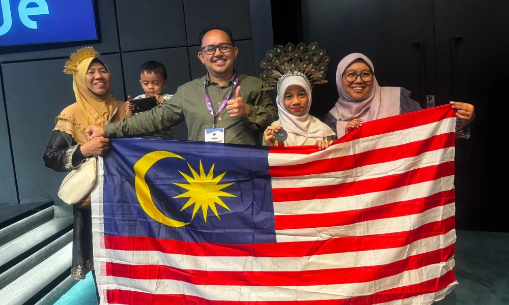 Dari Murid Pemalu Ke Pentas Dunia, Nur Aamily Rangkul Emas 'Public Speaking' Di iWISE UK 3 Dari Murid Pemalu Ke Pentas Dunia, Nur Aamily Rangkul Emas 'Public Speaking' Di iWISE UK