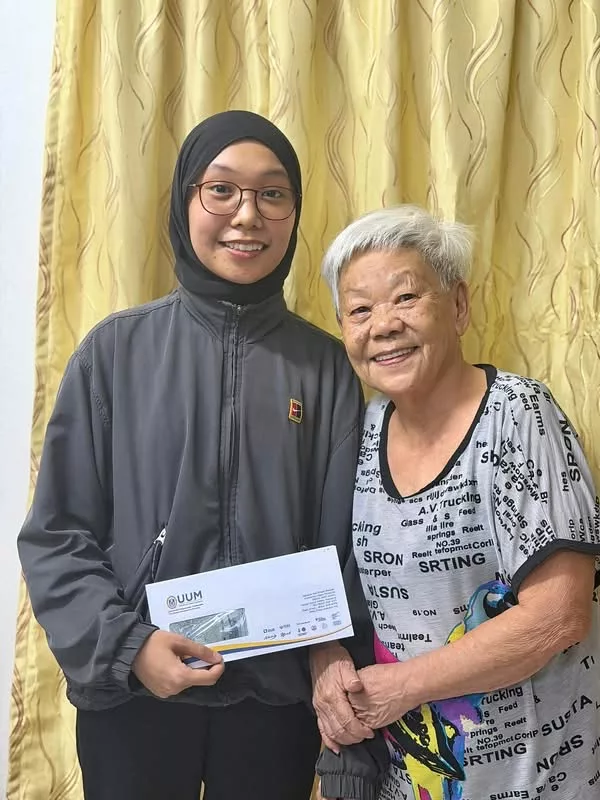 Dibesarkan Nenek Berbeza Agama, Hazizah Buktikan Kesusahan Bukan Penghalang Ke Menara Gading