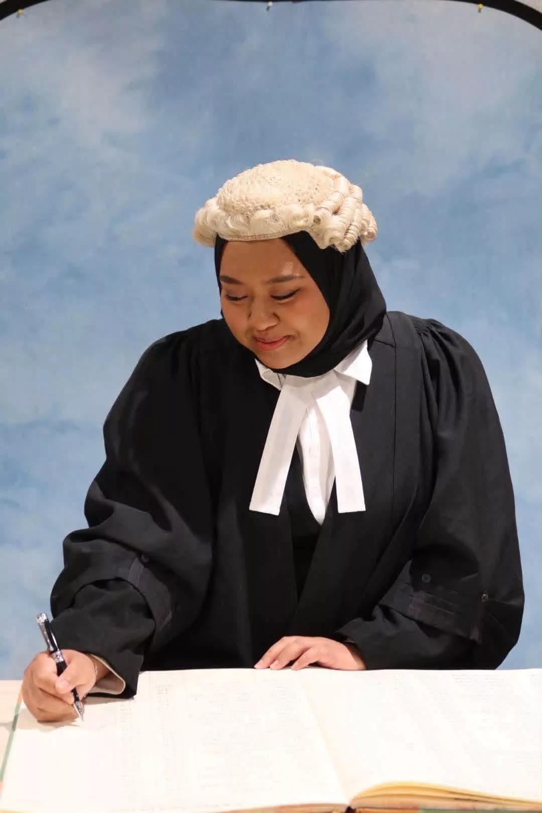 Bapa Posmen, Ibu Jahit Baju Cari Rezeki, Anak Kedua 7 Beradik Kini Jadi Peguam Di New Zealand