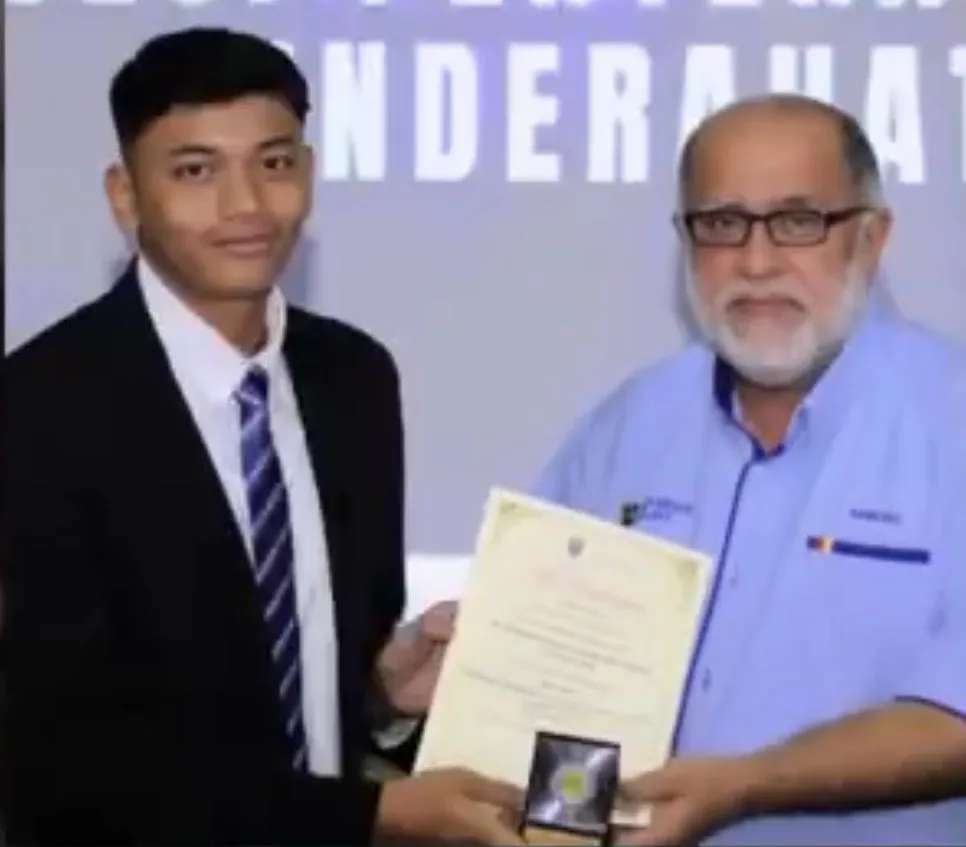 Dulu Dihina & Dihalau Mak Cik, Kini Haziq Bergelar Leftenan Muda, Raih Anugerah Mahasiswa Terbaik UM 4 Dulu Dihina & Dihalau Mak Cik, Kini Haziq Bergelar Leftenan Muda, Raih Anugerah Mahasiswa Terbaik UM