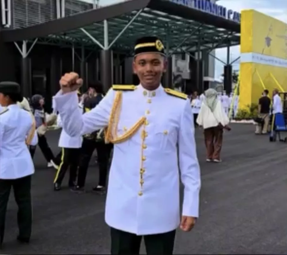 Dulu Dihina & Dihalau Mak Cik, Kini Haziq Bergelar Leftenan Muda, Raih Anugerah Mahasiswa Terbaik UM 2 Dulu Dihina & Dihalau Mak Cik, Kini Haziq Bergelar Leftenan Muda, Raih Anugerah Mahasiswa Terbaik UM