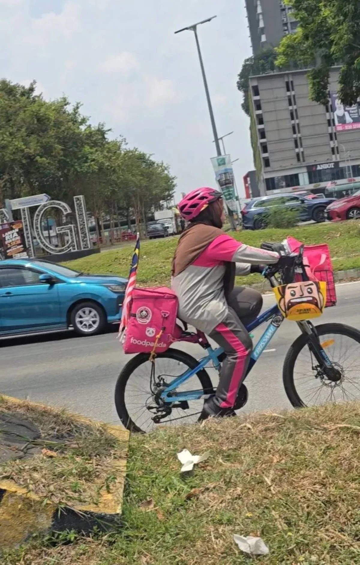 Tak Putus Asa Cari Rezeki, Ibu Tunggal OKU Tetap Hantar Makanan Walau Berjalan Kaki