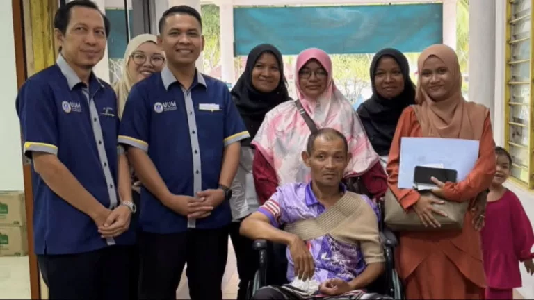 Diserang Strok, Ayah Tetap Gagahkan Diri Hantar Anak Daftar UUM