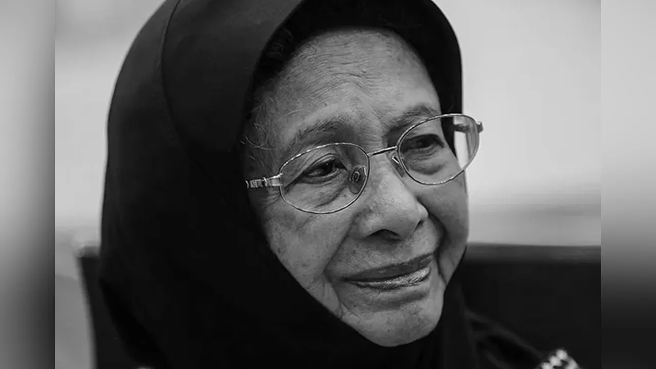 Tak Dapat Tahan Sebak, Siti Nurhaliza Beri Penghormatan Terakhir Buat Tun Hasmah -“Seolah-Olah Kehilangan Seorang Ibu” 4 Tak Dapat Tahan Sebak, Siti Nurhaliza Beri Penghormatan Terakhir Buat Tun Hasmah -“Seolah-Olah Kehilangan Seorang Ibu”