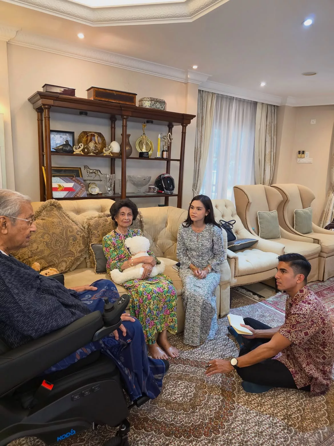 “Kalaulah Saya Tahu Itu Pertemuan Terakhir Kita…” –Syed Saddiq Kenang Momen Bersama Tun Dr Hasmah