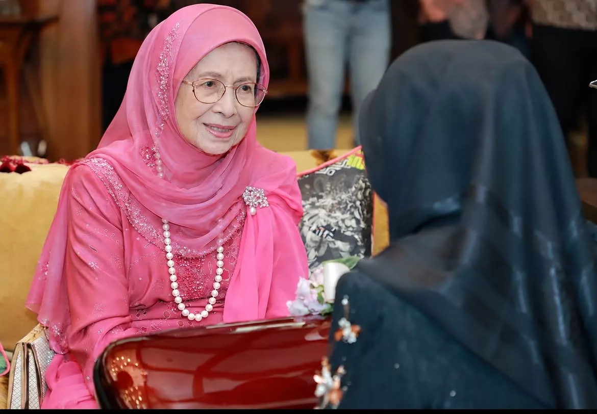 Tak Dapat Tahan Sebak, Siti Nurhaliza Beri Penghormatan Terakhir Buat Tun Hasmah -“Seolah-Olah Kehilangan Seorang Ibu” 3 Tak Dapat Tahan Sebak, Siti Nurhaliza Beri Penghormatan Terakhir Buat Tun Hasmah -“Seolah-Olah Kehilangan Seorang Ibu”