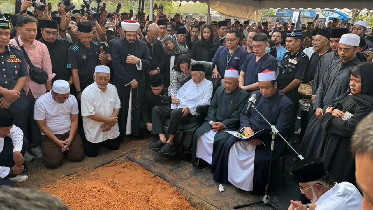 Jenazah Tun Dr Siti Hasmah Selamat Disemadikan Di Pusara Negara 2 Jenazah Tun Dr Siti Hasmah Selamat Disemadikan Di Pusara Negara