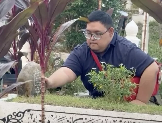 Sejak Kecil Sentiasa Ditemani Abah, Faez Penghidap Sindrom Down Kini Hanya Mampu ‘Berbicara’ Di Pusara