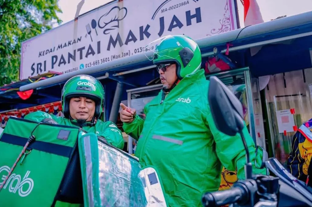 Ketua Menteri Melaka Jadi ‘Abang Rider’, Penduduk Terkejut Datuk Seri Ab Rauf Sendiri Hantar Makanan 4 Ketua Menteri Melaka Jadi ‘Abang Rider’, Penduduk Terkejut Datuk Seri Ab Rauf Sendiri Hantar Makanan