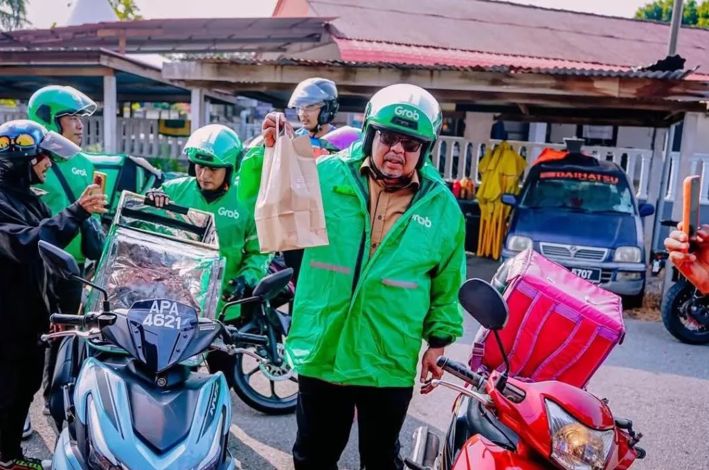 Ketua Menteri Melaka Jadi ‘Abang Rider’, Penduduk Terkejut Datuk Seri Ab Rauf Sendiri Hantar Makanan 3 Ketua Menteri Melaka Jadi ‘Abang Rider’, Penduduk Terkejut Datuk Seri Ab Rauf Sendiri Hantar Makanan