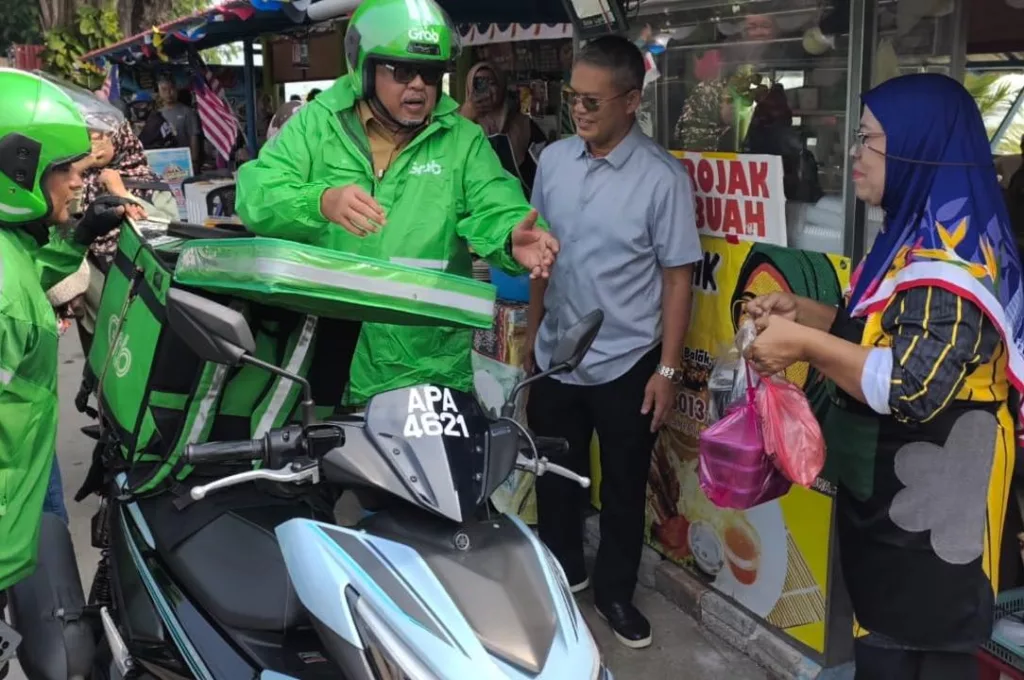 Ketua Menteri Melaka Jadi ‘Abang Rider’, Penduduk Terkejut Datuk Seri Ab Rauf Sendiri Hantar Makanan 2 Ketua Menteri Melaka Jadi ‘Abang Rider’, Penduduk Terkejut Datuk Seri Ab Rauf Sendiri Hantar Makanan