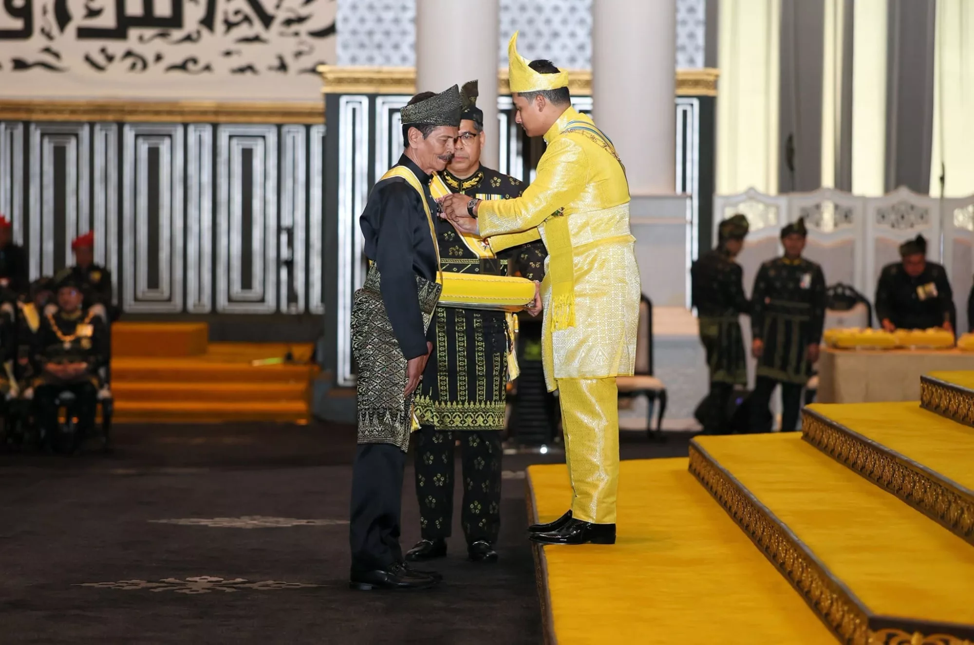 Empat Dekad Dalam Dunia Seni, Eman Manan Raih Gelaran Datuk Selepas Terima Pengiktirafan DPMT