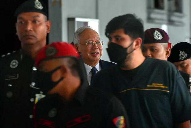Agong Berkenan Beri Pengampunan Bersyarat Kepada Najib, Jalani Tahanan Rumah Hingga Ogos 2028 3 Agong Berkenan Beri Pengampunan Bersyarat Kepada Najib, Jalani Tahanan Rumah Hingga Ogos 2028