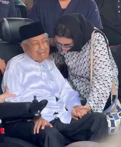 Tun Dr Mahathir Dimasukkan Ke IJN Untuk Pemerhatian Selepas Pemergian Tun Dr Siti Hasmah 3 Tun Dr Mahathir Dimasukkan Ke IJN Untuk Pemerhatian Selepas Pemergian Tun Dr Siti Hasmah