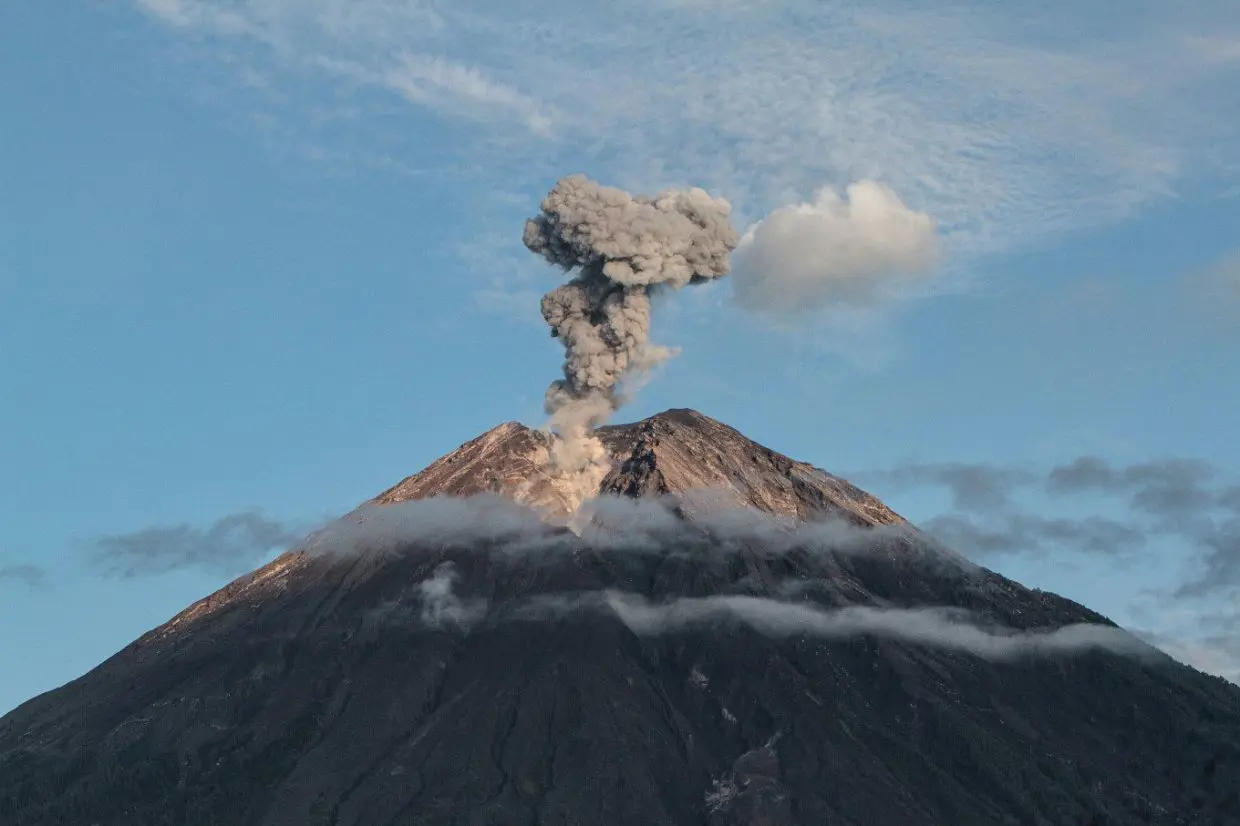 Krisis Abu Anak Krakatau: Lapangan Terbang Soekarno-Hatta Kini Kembali Beroperasi 3 Krisis Abu Anak Krakatau: Lapangan Terbang Soekarno-Hatta Kini Kembali Beroperasi