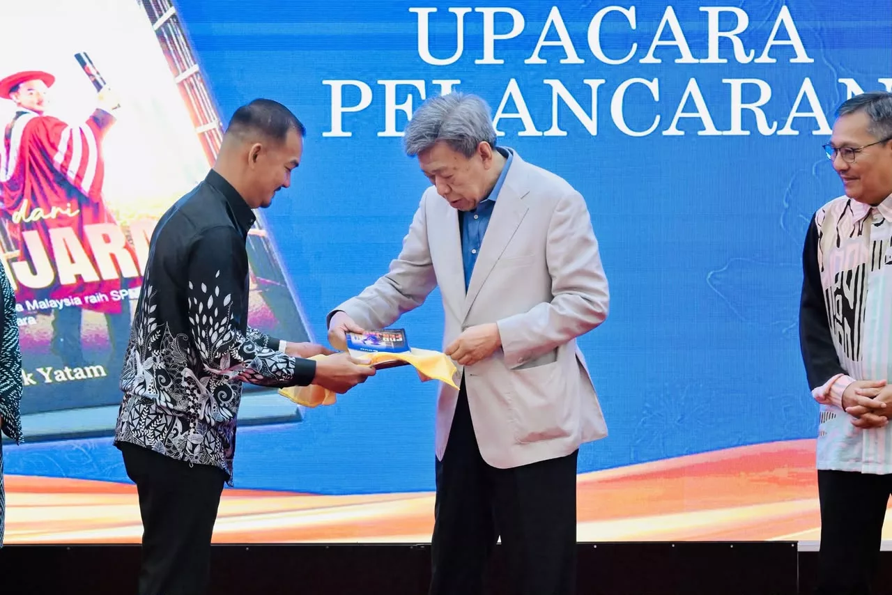 Sultan Selangor Sempurnakan Pelancaran Buku Karya Dr. Malik Yatam, Tekankan Keinsafan & Ilmu Sebagai Jalan Perubahan 4 Sultan Selangor Sempurnakan Pelancaran Buku Karya Dr. Malik Yatam, Tekankan Keinsafan & Ilmu Sebagai Jalan Perubahan