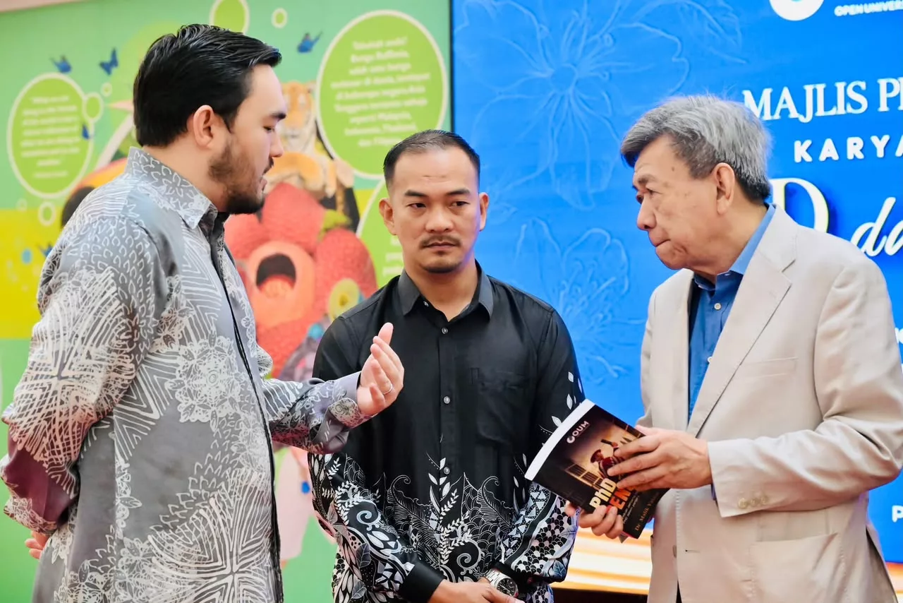 Sultan Selangor Sempurnakan Pelancaran Buku Karya Dr. Malik Yatam, Tekankan Keinsafan & Ilmu Sebagai Jalan Perubahan 6 Sultan Selangor Sempurnakan Pelancaran Buku Karya Dr. Malik Yatam, Tekankan Keinsafan & Ilmu Sebagai Jalan Perubahan