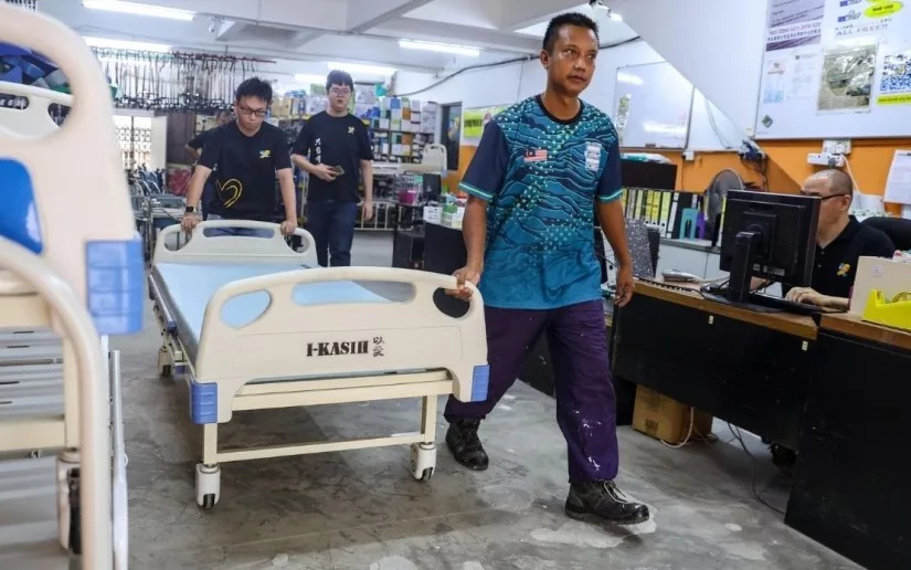 Lebih 20 Tahun Dedikasi Dalam Kerja Kebajikan, Lelaki Ini Sedia Ribuan Peralatan Perubatan Pinjaman Secara Percuma