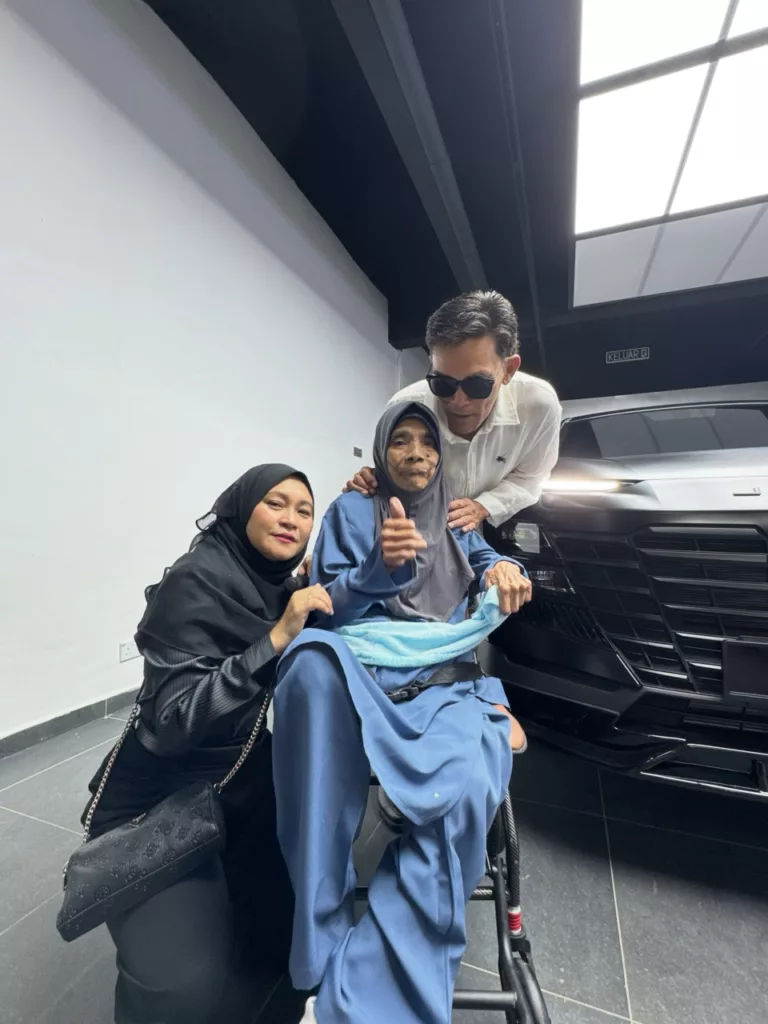 Hargai Pengorbanan Jaga Ibu Siang Malam, Azhan Rani Hadiahkan Kereta Buat Adik 3 Hargai Pengorbanan Jaga Ibu Siang Malam, Azhan Rani Hadiahkan Kereta Buat Adik