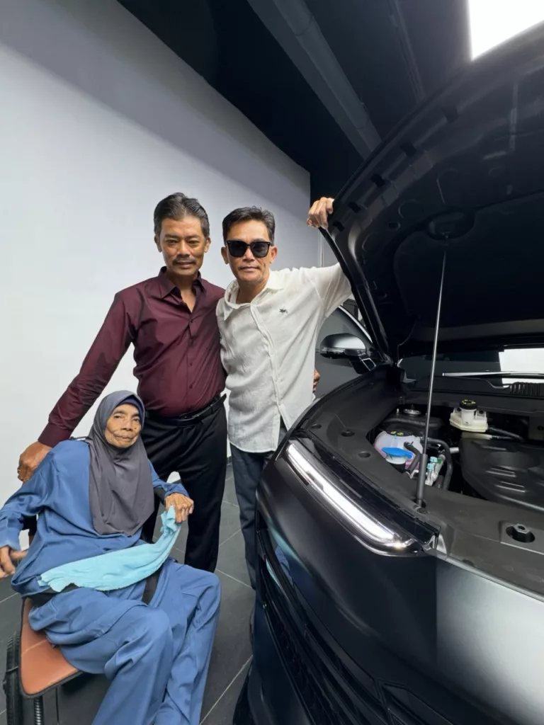 Hargai Pengorbanan Jaga Ibu Siang Malam, Azhan Rani Hadiahkan Kereta Buat Adik 2 Hargai Pengorbanan Jaga Ibu Siang Malam, Azhan Rani Hadiahkan Kereta Buat Adik