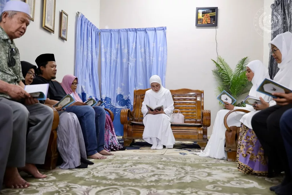 Raja Permaisuri Agong Ziarah Keluarga Allahyarhamah Irene Sofiya, Luang Masa Hampir Sejam Beri Sokongan 5 Raja Permaisuri Agong Ziarah Keluarga Allahyarhamah Irene Sofiya, Luang Masa Hampir Sejam Beri Sokongan