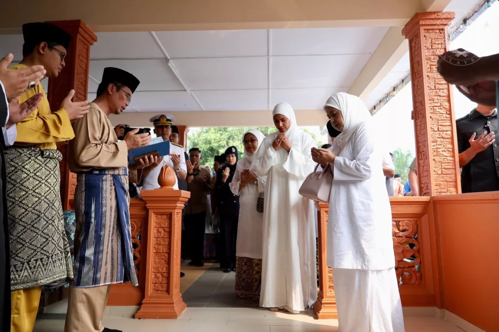 Raja Permaisuri Agong Ziarah Keluarga Allahyarhamah Irene Sofiya, Luang Masa Hampir Sejam Beri Sokongan 4 Raja Permaisuri Agong Ziarah Keluarga Allahyarhamah Irene Sofiya, Luang Masa Hampir Sejam Beri Sokongan