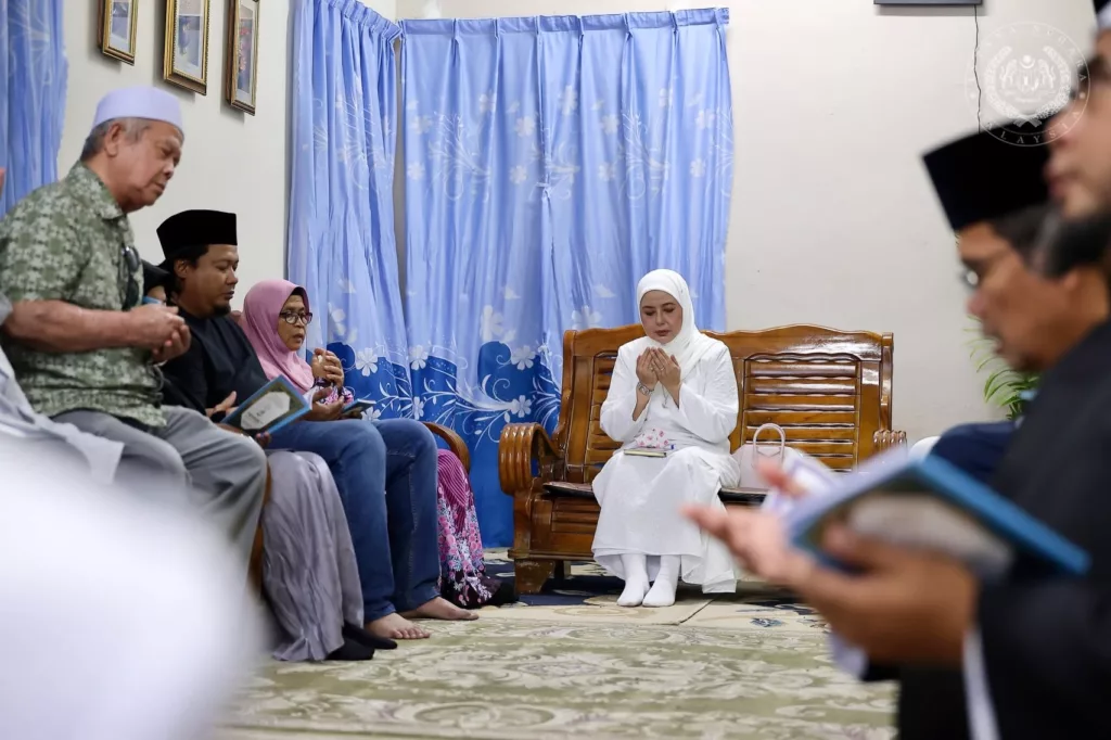 Raja Permaisuri Agong Ziarah Keluarga Allahyarhamah Irene Sofiya, Luang Masa Hampir Sejam Beri Sokongan 2 Raja Permaisuri Agong Ziarah Keluarga Allahyarhamah Irene Sofiya, Luang Masa Hampir Sejam Beri Sokongan