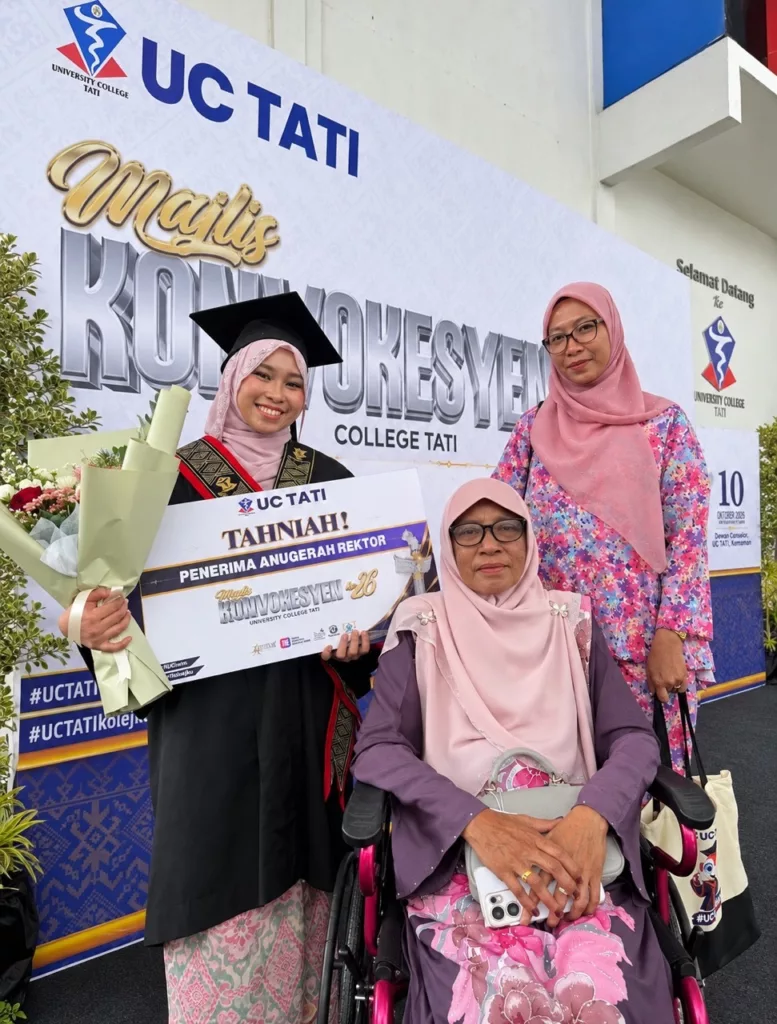 Usia Baru 21 Tahun, Nur Fathiah Raih Anugerah Rektor Meski Galas Tanggungjawab Terhadap Ibu 2 Usia Baru 21 Tahun, Nur Fathiah Raih Anugerah Rektor Meski Galas Tanggungjawab Terhadap Ibu