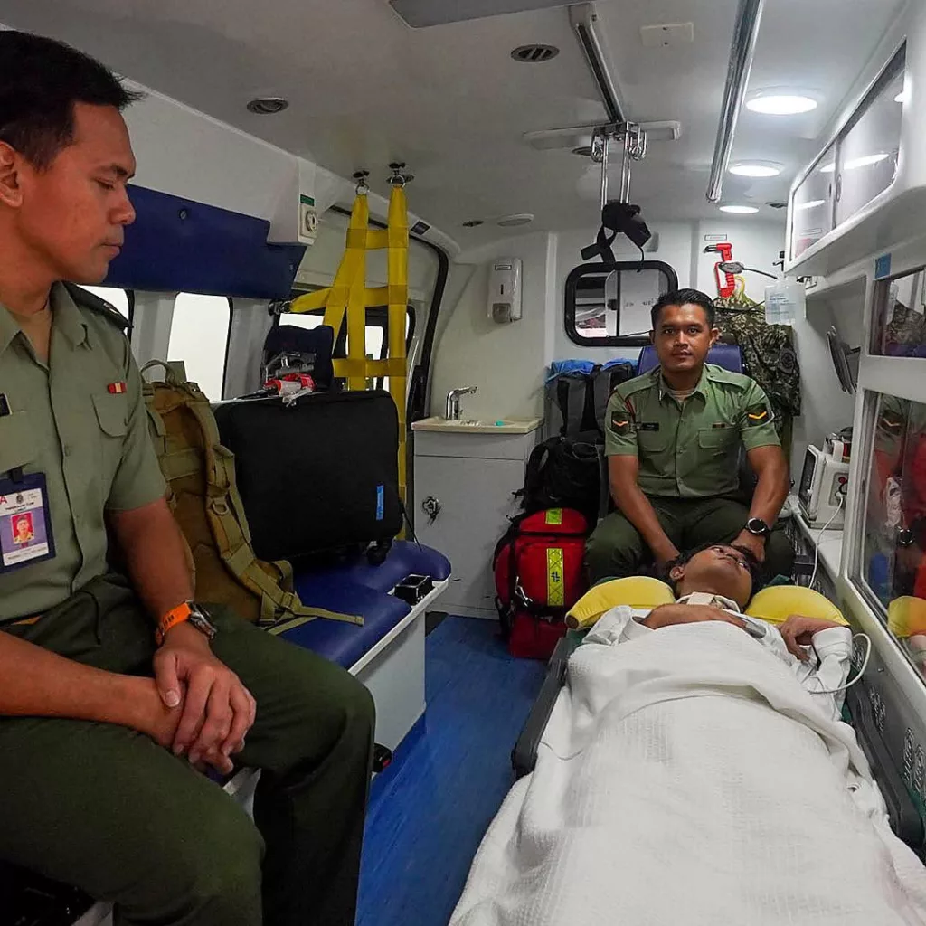 Hidap Kanser Otak Tahap Empat, Afiq Rentas Tiga Negeri Naik Ambulans Demi Hadiri Konvokesyen 3 Hidap Kanser Otak Tahap Empat, Afiq Rentas Tiga Negeri Naik Ambulans Demi Hadiri Konvokesyen