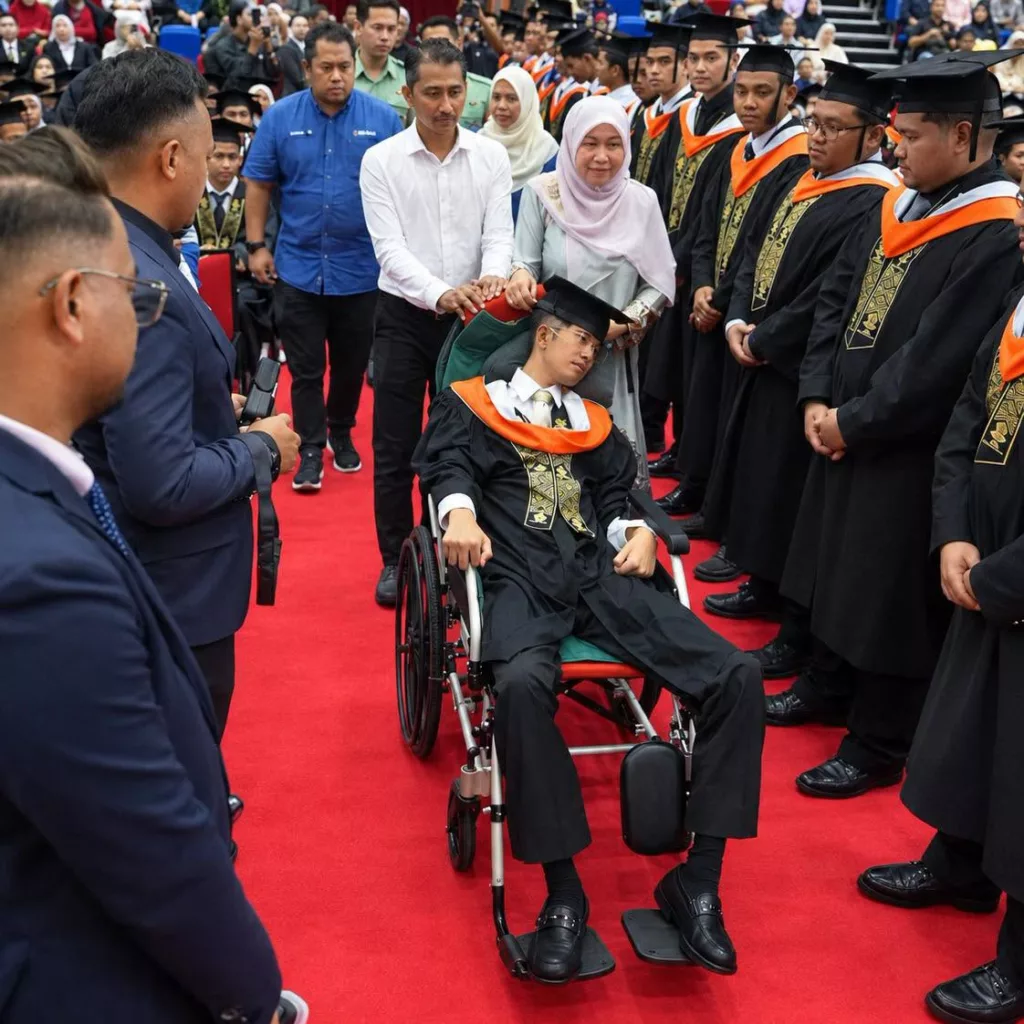Hidap Kanser Otak Tahap Empat, Afiq Rentas Tiga Negeri Naik Ambulans Demi Hadiri Konvokesyen 2 Hidap Kanser Otak Tahap Empat, Afiq Rentas Tiga Negeri Naik Ambulans Demi Hadiri Konvokesyen