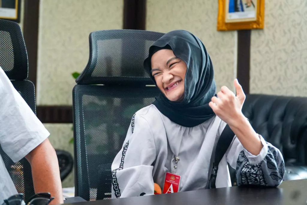 Kisah Adik Eerah Jual Burger Raih Perhatian PM Anwar Ibrahim, Terima Sumbangan Sebagai Tanda Sokongan