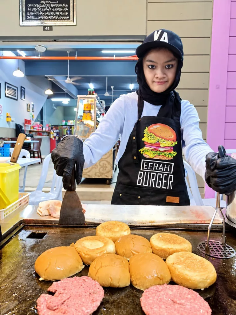 Kisah Adik Eerah Jual Burger Raih Perhatian PM Anwar Ibrahim, Terima Sumbangan Sebagai Tanda Sokongan