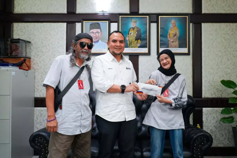 Kisah Adik Eerah Jual Burger Raih Perhatian PM Anwar Ibrahim, Terima Sumbangan Sebagai Tanda Sokongan